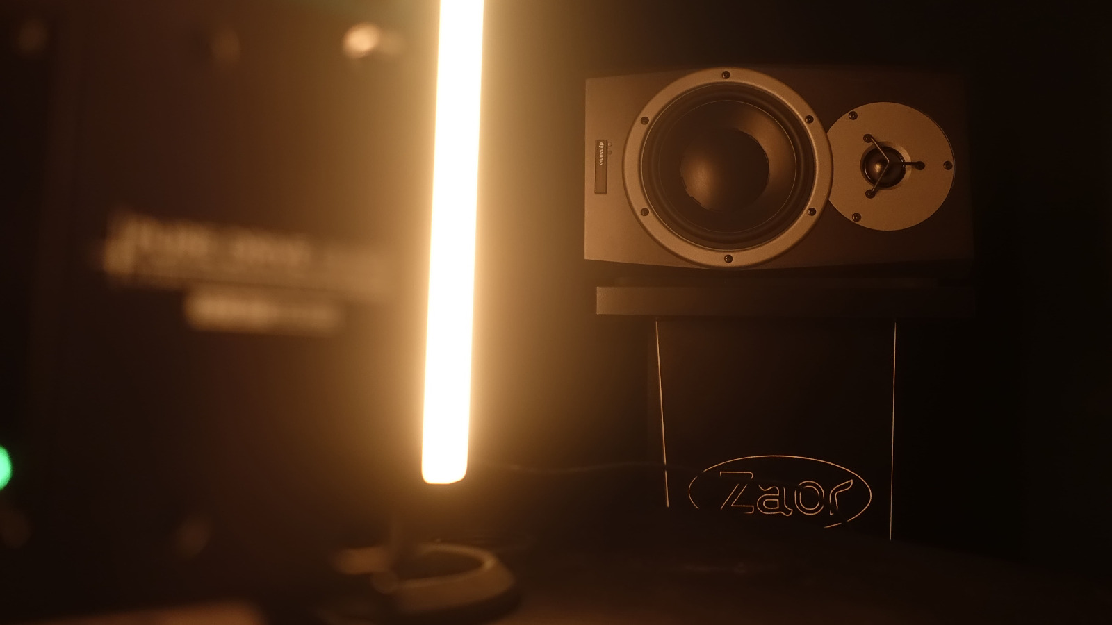 Enceinte de monitoring et lumière chaude dans le studio Osmuse